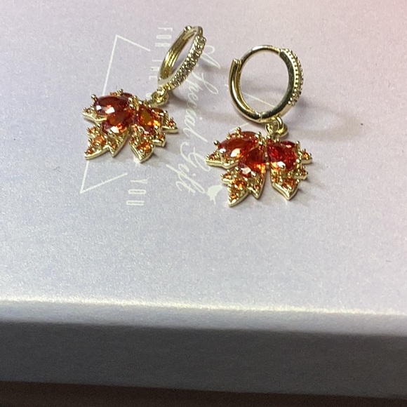 Yellow Gold Maple Leaf Zircon Earrings - Picture 4 of 6